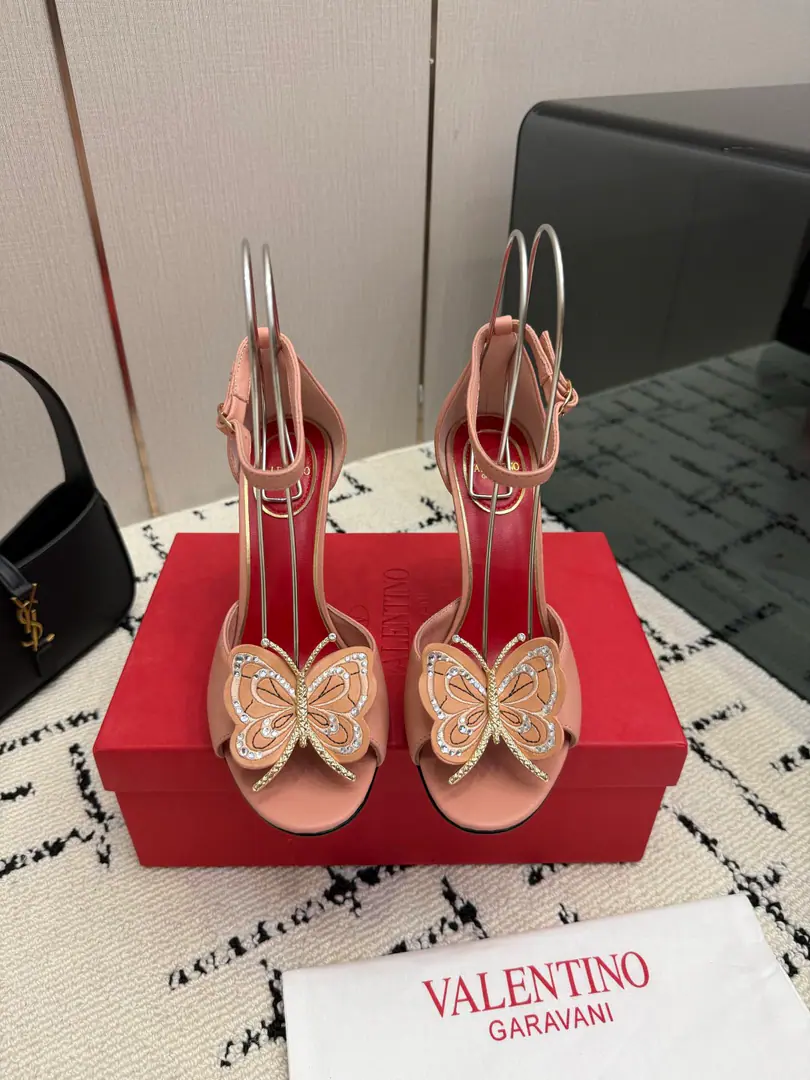 Valentino/Valentino.26WFNew High heels, sandal butterflies. Ratio of length length to length ♪ High and smooth every step of grace ♪ Classic red bottom recognition. It's easy to get a teleport. The naked and the black are cool. The upper foot is to be lifted immediately. You're not tired of walking. The fratricidal romance is hidden in detail. Summer shoe cabinets must be treasured. It's a lot of styles and styles. I'm not sure how much I'm gonna get. The classics that never regret starting. Details show the heart of the brand. It's easy to create a sense of excellence that doesn't take much effort. The price of the treasured shoes. I'm gonna be a little more elegant than I thought. The upper foot is white and thin. It's a match for both work and date. Quality and face The Warrens must be a fine one.！ The fabric is custom-made for cattle skin. The inside feet are all sheep's skin. Italian imports are so thick. size: 35-39（40/41Custom）