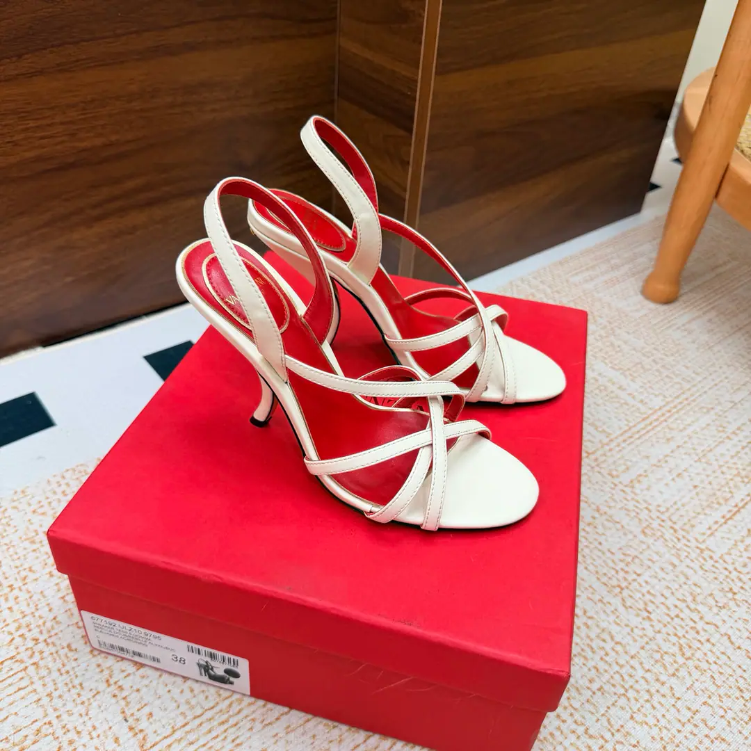 2026♪ Go to the show and bend and follow ♪ Valentino High heels💗Loved sandals. A beautiful quality.⚠️ It's a great match., Wear it any season.💜 Valentino is a new fashion charm. To continue the super high and design., I'm a big fan of the world's famous fans. The million fans are showing their love., Best sales at sea and abroad The domestics are out., Top Version Candy color., Every color is beautiful. Shoe.: Bullskins./Goki! Uchi.: Import of sheep skin Shoes under the sole.: That's a big one. He's tall.: 10cm Packaging: Full original package Codes: 36One.42Code（40, 41, 42I'm not gonna change.）