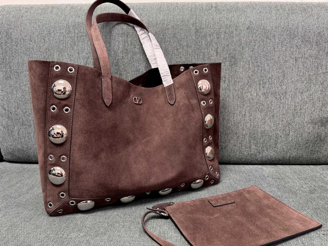 Batch. Fly coffee. VALENTINO 🍃Valentino.GARAVANI NELLCÔTE Medium-sized cow-featuring shopping bags. Totbag., ♪ With a spherical nail and a circle, empty decorations ♪. This bag is for you., And by the hand of the hand, it's comfortable.. Pumping, metal fittings Minor metal VLOGO SIGNATURE Details -Inside, you can take out your bags. Dimensions:Kuan40XHigh30XDeep13centimetres Model: 3177