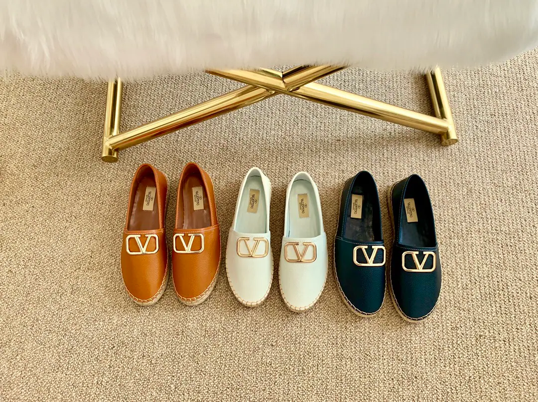 【VALENTINO】Valentino.2020The new one is in the Paris counter in the morning and autumn.# The soles of the soles.😈😈The world's fashion., Every brand has a similar one.🙅🙅But it's making many fairies compete for consumption., It's one of his own.VPerfect combination of button elements.💯💯Attention.⚠️The most important thing is that it doesn't pick feet.[Tooth.], No foot picks.…[- You're so proud of yourself.]Shoe.: Import of sheep skin. Uchi.: Lamb skin., Otsumi!: Original1Bing1Unique open code number: 35-41.