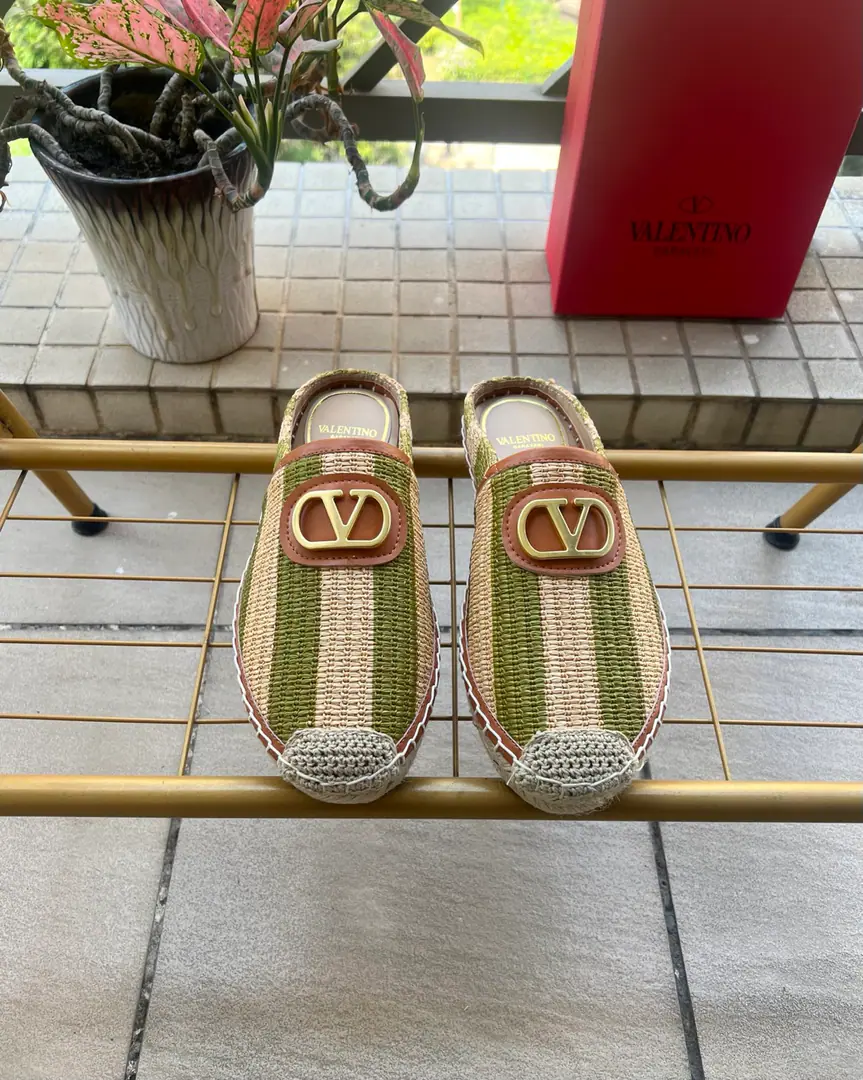 Valentino Garavani /Valentino. Roundheads with moller shoes.VI'm gonna grab a new slipper.🩴Fishermen's shoes. LargeVGold button decorations ppShit. He's tall.2cm Rubber Bottom Italian manufacture 36-41