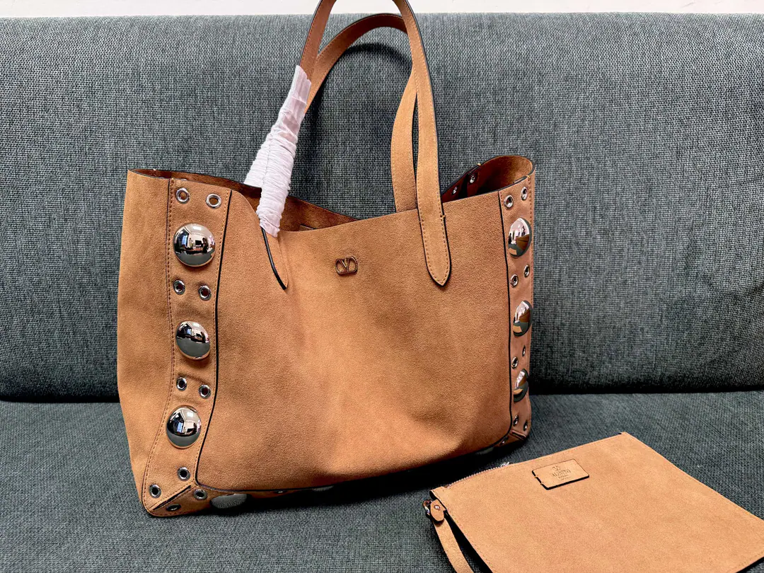 Batch. Fly brown. VALENTINO 🍃Valentino.GARAVANI NELLCÔTE Medium Tot Bag, ♪ With a spherical nail and a circle, empty decorations ♪. This bag is for you., And by the hand of the hand, it's comfortable.. Pumping, metal fittings Minor metal VLOGO SIGNATURE Details -Inside, you can take out your bags. Dimensions:Kuan40XHigh30XDeep13centimetres Model: 3177