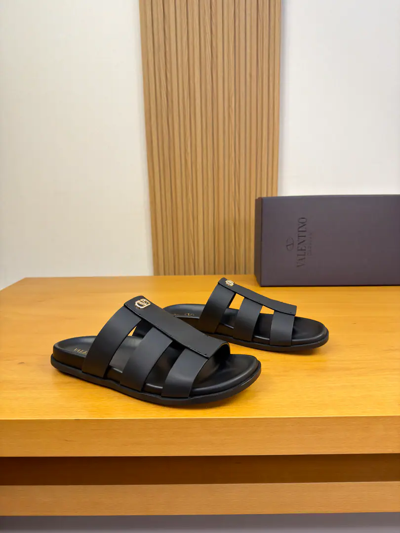 【VALENTION】Valentino. High-end quality Original List·- Rhythm slippers. Shoe.: 🔝Napa Skin., Brand metal buttons Uchi.: Environmental cattle skin Otsumi!: It's so light.TPUWater table·Rubber. Combination to the base Super-high-quality control.·- I'm doing a little work.: Highlight(High-end·- How expensive.·Slot) Size: 39-44（38, 45, 46, Make a reservation.)·VL3258