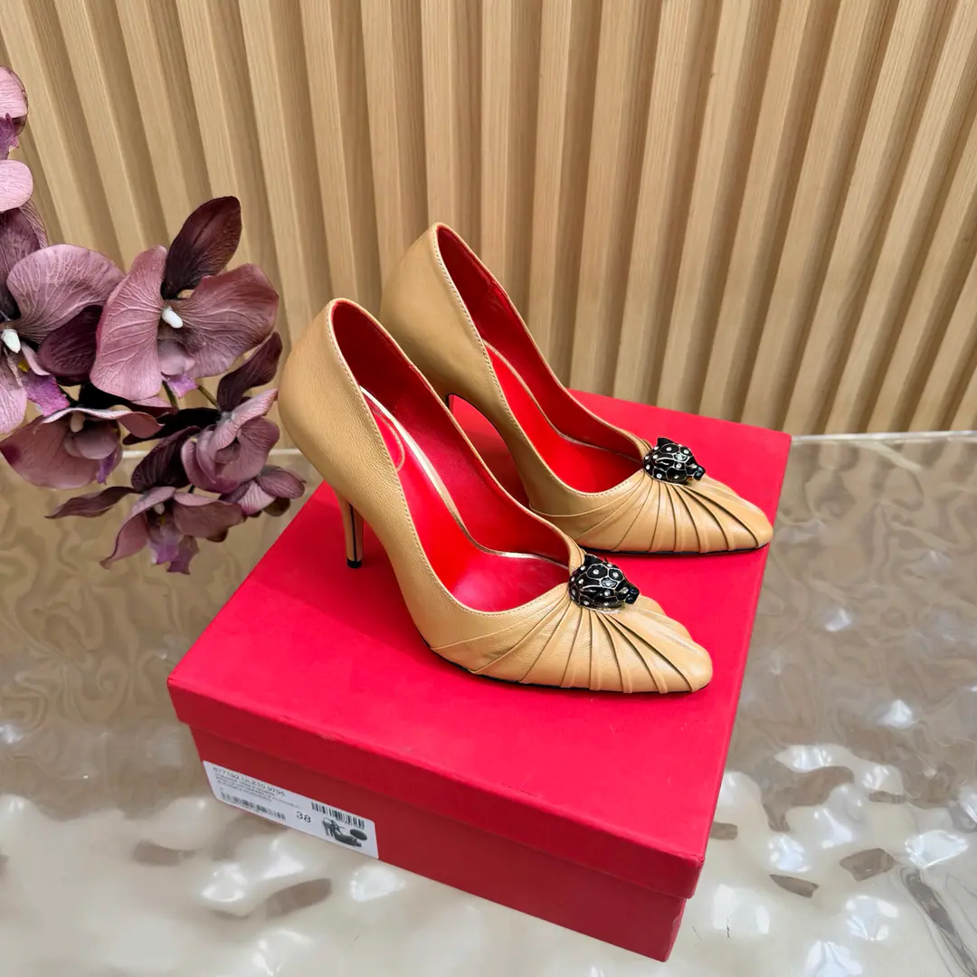 2026♪ Take the stuns and the heels ♪ Valentino High heels💗Loved sandals. A beautiful quality.⚠️ It's a great match., Wear it any season.💜 Valentino is a new fashion charm. To continue the super high and design., I'm a big fan of the world's famous fans. The million fans are showing their love., Best sales at sea and abroad The domestics are out., Top Version Candy color., Every color is beautiful. Shoe.: Bullskins. Uchi.: Import of sheep skin Shoes under the sole.: That's a big one. He's tall.: 10cm Packaging: Full original package Codes: 36One.42Code（40, 41, 42I'm not gonna change.）