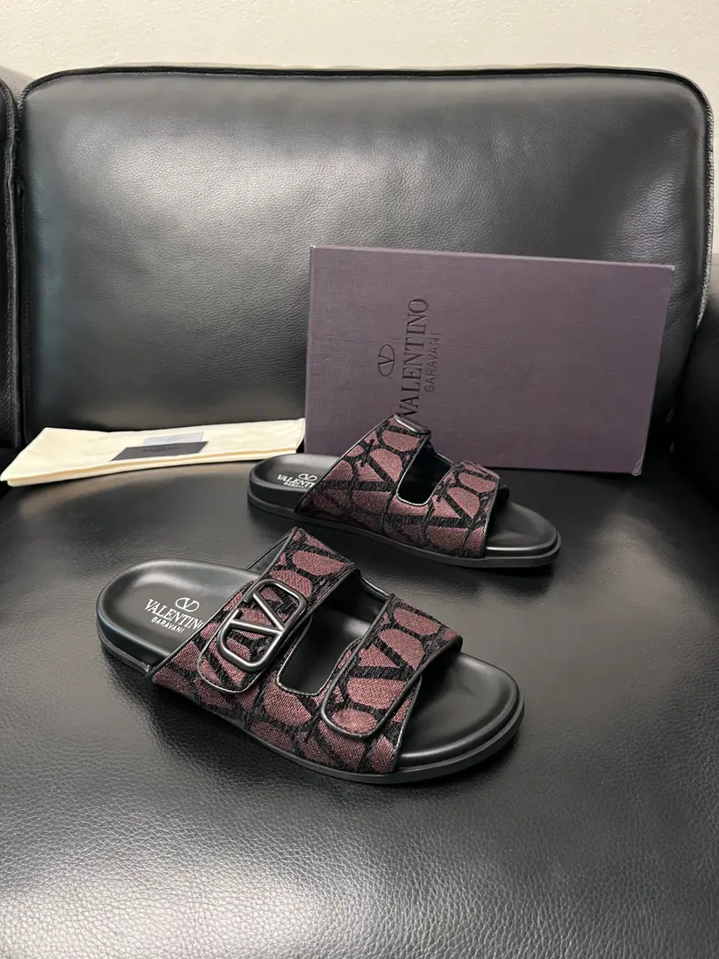 VALENTINO High Quality Top-level craft Valentino., Shoes are synchronized., Italian imports of shoes, High-quality, multi-coloured, complex crafts., The imported cattle skin is soft and comfortable., Shoes under the sole.: The original plant is used for the original base., TPUIt's super comfortable to be a sole-acting base., The original factory and the single., Codes 39-44 （Make a reservation.38 45 ）