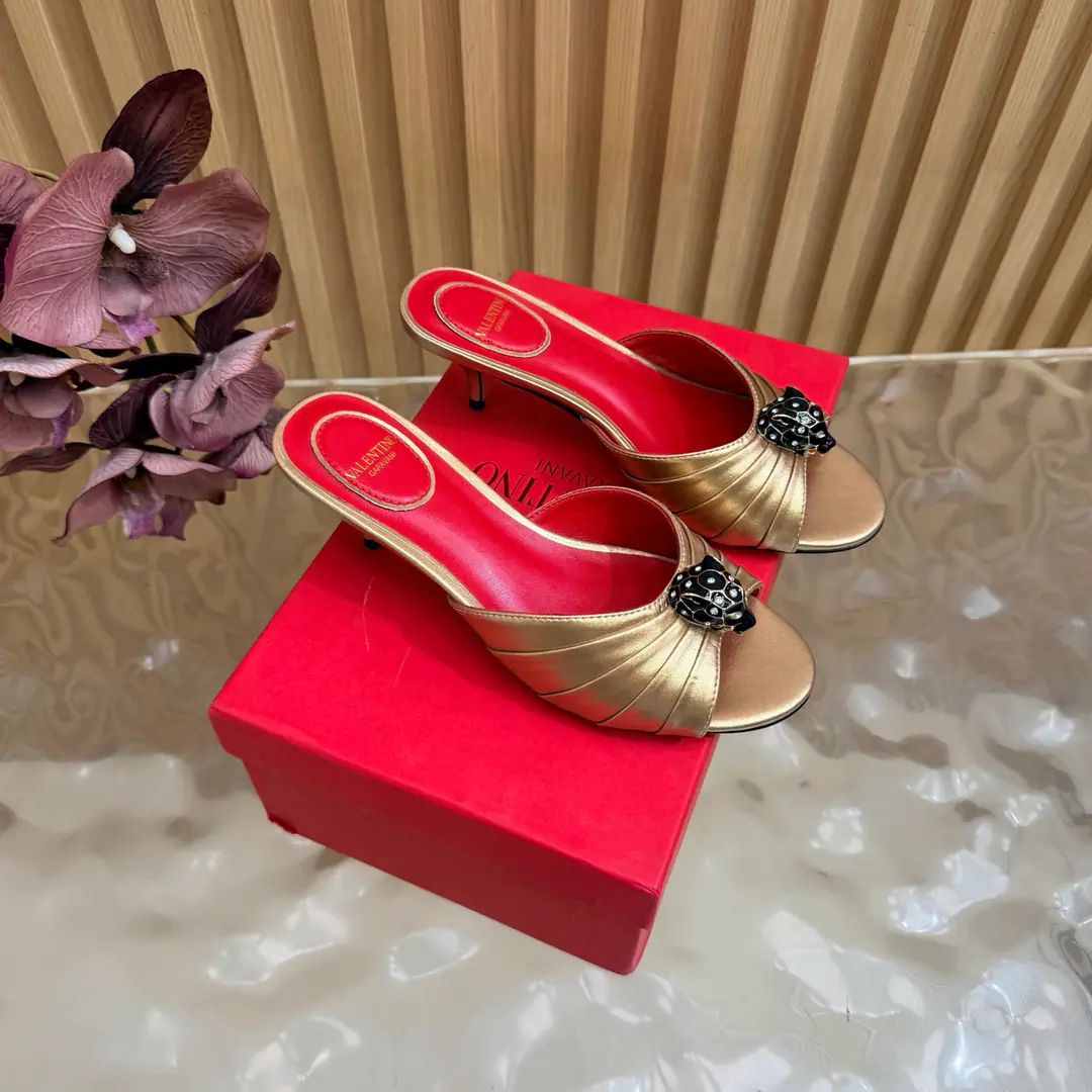 Valentino High heels💗Loved sandals. A beautiful quality.⚠️ It's a great match., Wear it any season.💜 Valentino is a new fashion charm. To continue the super high and design., I'm a big fan of the world's famous fans. The million fans are showing their love., Best sales at sea and abroad The domestics are out., Top Version Candy color., Every color is beautiful. Shoe.: Bullskins. Uchi.: Import of sheep skin Shoes under the sole.: That's a big one. He's tall.: 5cm Packaging: Full original package Codes: 36One.42Code（40, 41, 42I'm not gonna change.）