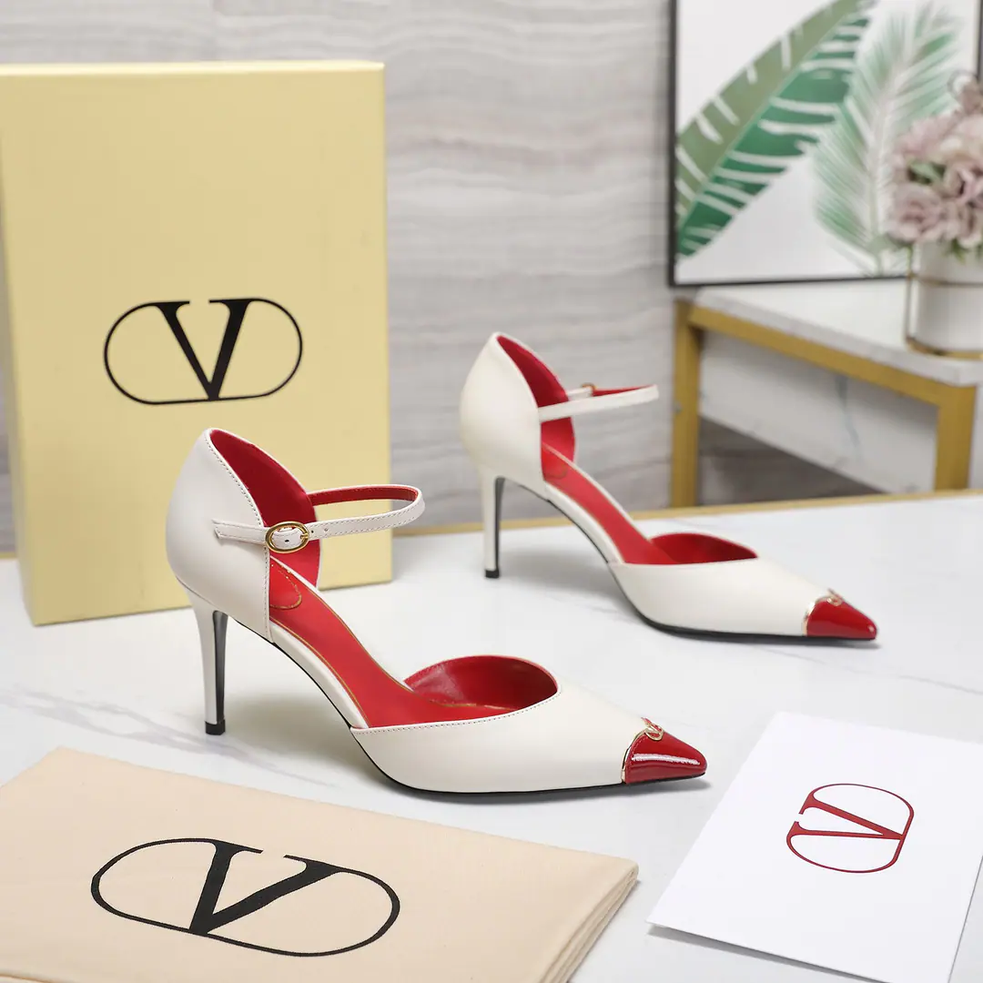 Plant price Valentino/Valentino.26WFNew Spill-head heels. The sharp line is a fine contour of the foot. SmallVGold tags for the shoes. Ratio of length length to length ♪ High and smooth every step of grace ♪ Classic red bottom recognition. It's easy to get a teleport. The naked and the black are cool. The upper foot is to be lifted immediately. You're not tired of walking. The fratricidal romance is hidden in detail. Summer shoe cabinets must be treasured. It's a lot of styles and styles. I'm not sure how much I'm gonna get. The classics that never regret starting. Details show the heart of the brand. It's easy to create a sense of excellence that doesn't take much effort. The price of the treasured shoes. I'm gonna be a little more elegant than I thought. The upper foot is white and thin. It's a match for both work and date. Quality and face The Warrens must be a fine one.！ Facework customized leather with original The inside feet are all sheep's skin. He's tall.: 8cm Italian imports are so thick. size: 35-39（40/41/42Custom）