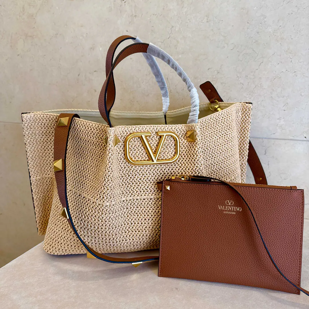 Large. Valentino Spring Chattot Packet Series～ Tot bag made of natural Rafis., The interwoven void creates a clear sense of quality., A brown leather handle., Shoulder belt and zipper bag Summer inflammation., It's a package.～ Dimensions: 35✖️25✖️17cm Paragraph: 22003L