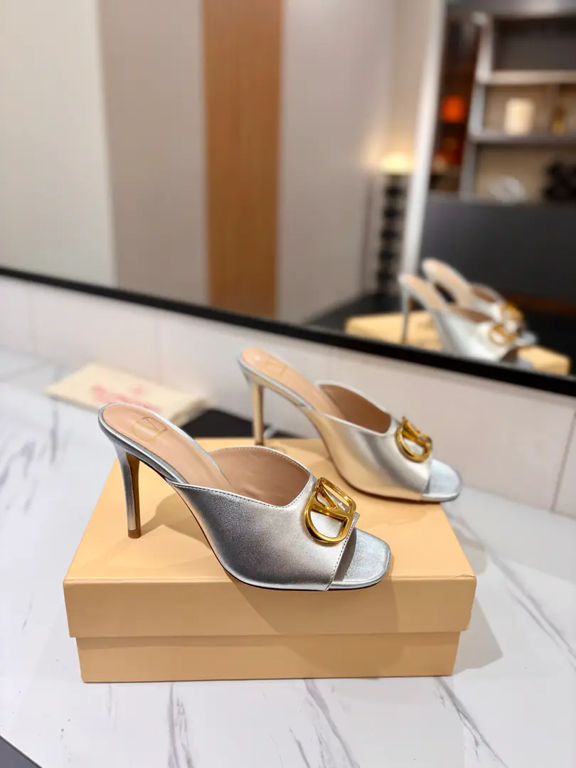 Plant price: ValentinoValentino. GARAVANI VLogo ♪ Toe-toe-toe-toe ♪ Muller shoes. One word for slippers. MetalVLOGO VDetonation elements, A full sense of excellence.！ Shoe.: Bullskins. Uchi.: Lamb skin. He's tall.: 10CM Otsumi!: Italian skin. Codes: 35-39（34.40.41.42Do it.）