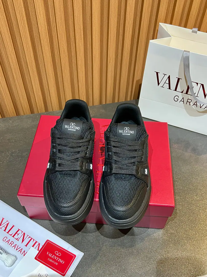Minoru.🎤🎤VLNTValentino. 𝑶𝒏𝒆𝑺𝒕𝒖𝒅 Couples' sneakers. Valentino 2025The latest couple's sneakers. The star is the same. Fires are on sale.. OriginalZPReload and Dismantlement. Repeatedly retweets. Yes, sir.1:1Restore！Top luxury. Soft and cozy. It's a little thin. Fashion and leisure. It brings a quality of excellence and grace. And the wonderful comfort of the upper foot. Top-level purchase version of shoe face: Import high-end air network/Original oil side process Uchi.: Import net veil Otsumi!: Original development𝐓𝐏𝐔Double-coloured base Packaging: Original Configuration Full Packaging Codes: 34-46 Customised (Autoscript-Unlabelled）Order