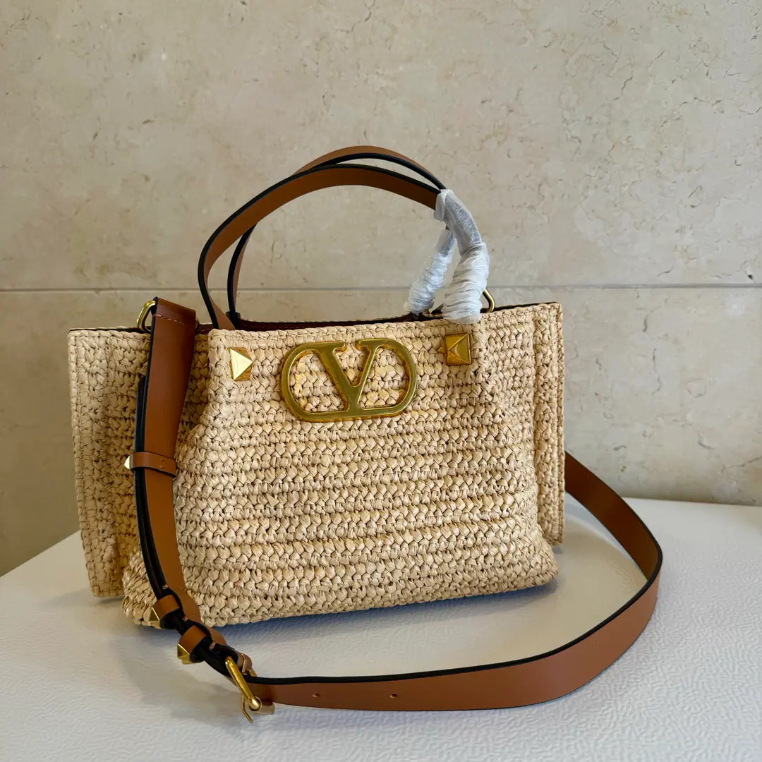 Batch. Mi-Ali.🎨New edition of knitting 🆕 Valentino 2026Spring Summer Summer Bag Series～ Tot bag made of natural Rafis., The interwoven void creates a clear sense of quality., A brown leather handle., Shoulder belt and zipper bag Summer inflammation., It's a package.～ Dimensions: 25✖️18✖️12cm Paragraph: 22004 👉