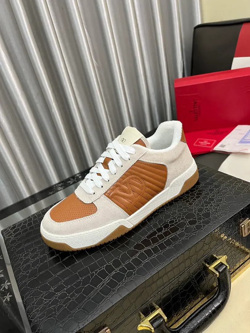 Get out of the factory.⌚️⌚️🔺Valentino🔺Valentine's new leisure shoe. It's a show., Shoe-faced gel-pressure process It's a different style and fashion. ！Shoes full of oil.+Shoes stamp.+The drop-drop combination is perfect.👍Codes39— ️⃣Colour Optional