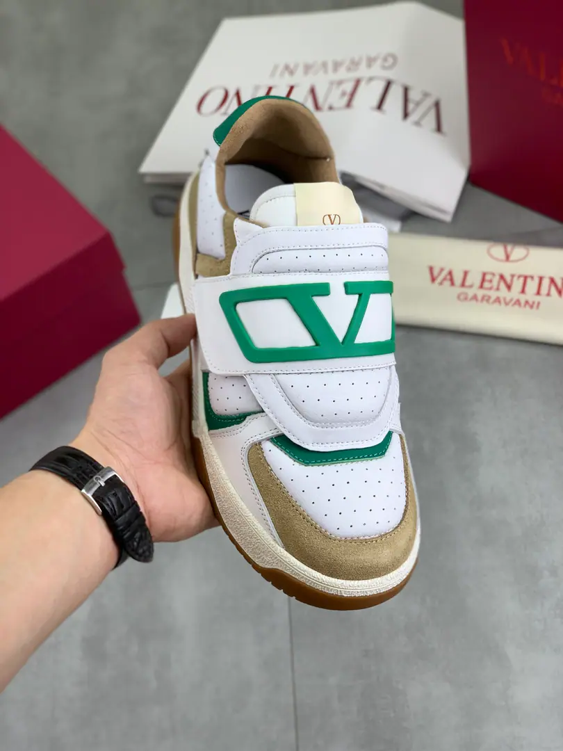 Plant prices Real value Latest ValentinoValentino.VThe new home is a young fashion. Sports shoes It's full of energy. Open-ended age The upper foot is very light and comfortable. Packaging Original procurement development Make the goods. All colors are paired with a pair of eyes. Activate the charming sunshine. Shoes design blends the tide with the everyday shape. The streets are full of feelings. Multi-Current Selection！ Fabulous.: Original Material Collation/Head-decked cow skin. Uchi.: Imported cattle skin/OriginallogoGet some sweat and gas cushions. Otsumi!: TPUThe bubble is a big fat piece of material. Branded plastic shoes. Codes: 38-46 Full package Colours: 3️⃣Colours