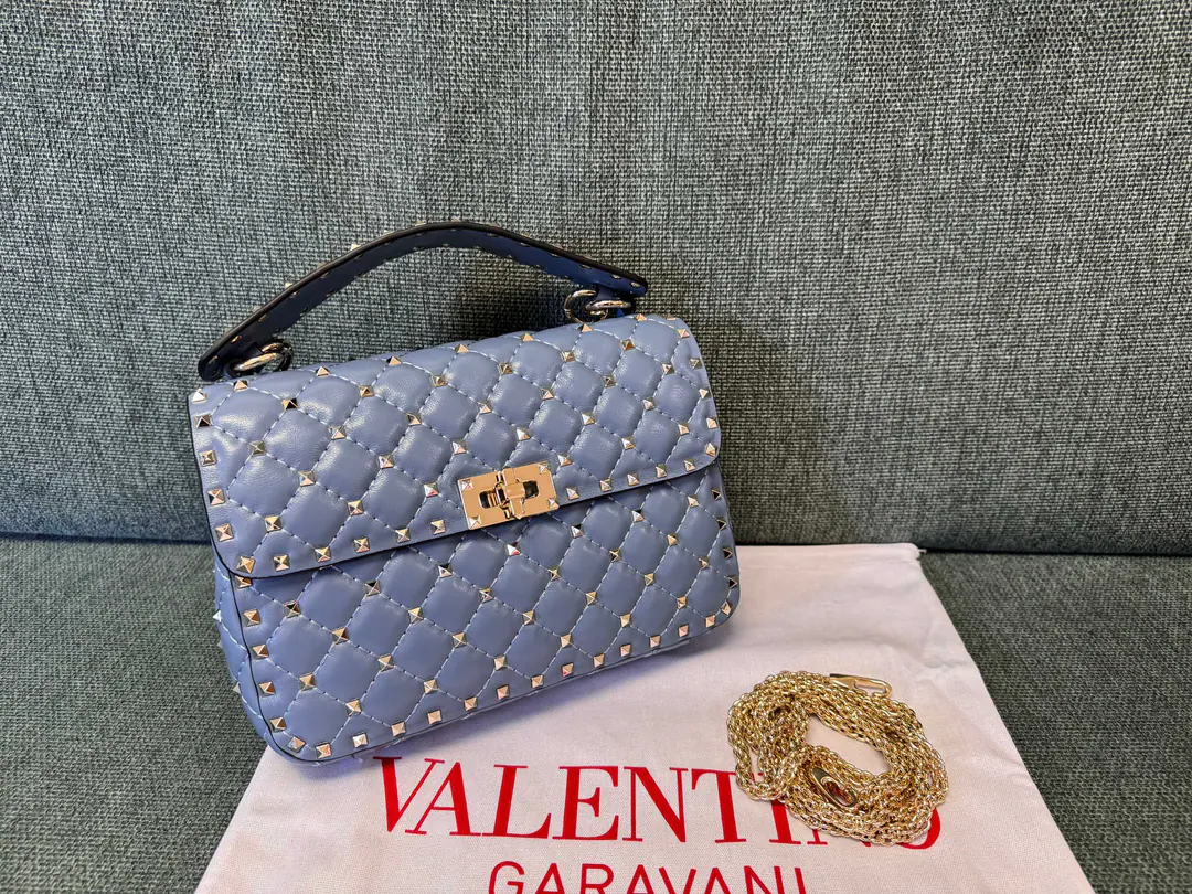 Medium. Top First List Gray ✍Medium-sized sheep skin. Model▪️0123 Valentino ❤️The cabinet is a classic.😘Top sheep skin., All the skin, inside and outside. Medium24x17x8.5cm