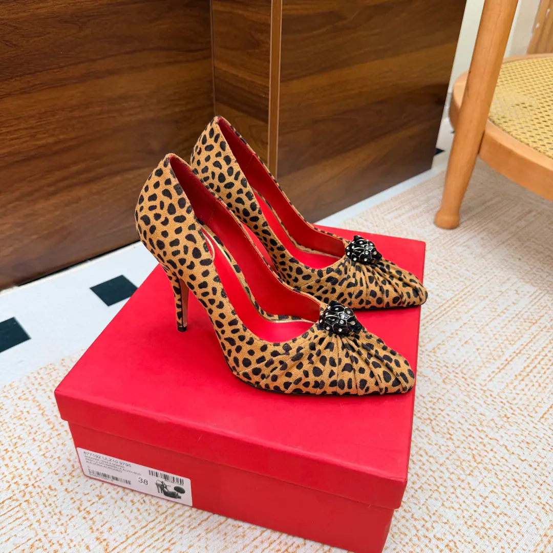 2026♪ Take the stuns and the heels ♪ Valentino High heels💗Loved sandals. A beautiful quality.⚠️ It's a great match., Wear it any season.💜 Valentino is a new fashion charm. To continue the super high and design., I'm a big fan of the world's famous fans. The million fans are showing their love., Best sales at sea and abroad The domestics are out., Top Version Candy color., Every color is beautiful. Shoe.: Bullskins. Uchi.: Import of sheep skin Shoes under the sole.: That's a big one. He's tall.: 10cm Packaging: Full original package Codes: 36One.42Code（40, 41, 42I'm not gonna change.）