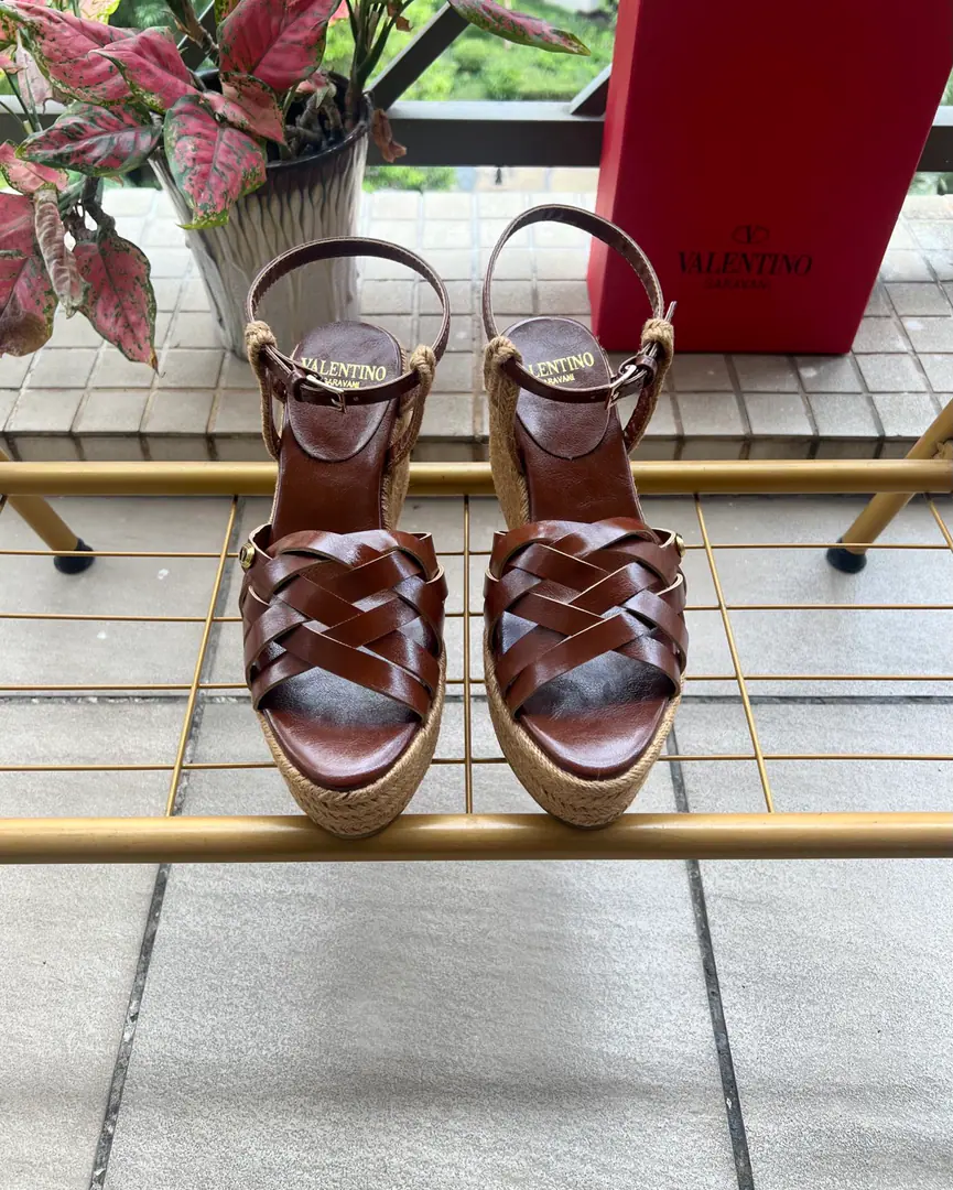 Valentino Garavani /Valentino. Roundhead knittingVI'll take a new sandal.🩴Fishermen's shoes. VThe gold pin logo. Raphigrass. He's tall.9cm Rubber Bottom Italian manufacture 36-41