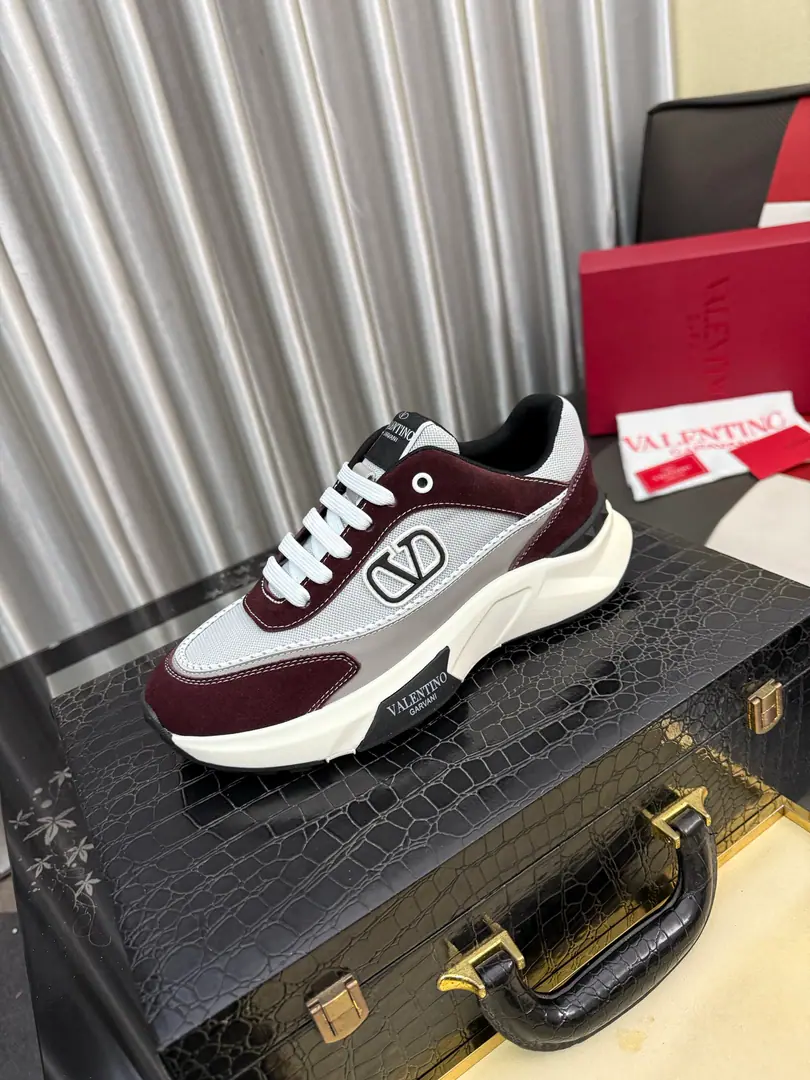 Get out of the factory.⌚️⌚️ VALENTINO Valentino.2025ssSpring and summer, and a recreational shoe., Importing ballistics shoes➕The back of the back is the wallon's. The whole is very representative., Group Bottom The upper foot is really nice and comfortable.～, Classic comforts.！ Size: 38- ️⃣Colour Optional