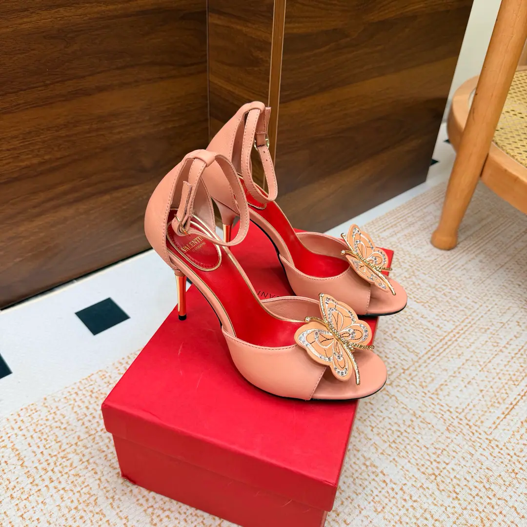 Valentino High heels💗Loved sandals. A beautiful quality.⚠️ It's a great match., Wear it any season.💜 Valentino is a new fashion charm. To continue the super high and design., I'm a big fan of the world's famous fans. The million fans are showing their love., Best sales at sea and abroad The domestics are out., Top Version Candy color., Every color is beautiful. Shoe.: Bullskins. Uchi.: Import of sheep skin Shoes under the sole.: That's a big one. He's tall.: 10cm Packaging: Full original package Codes: 36One.42Code（40, 41, 42I'm not gonna change.）