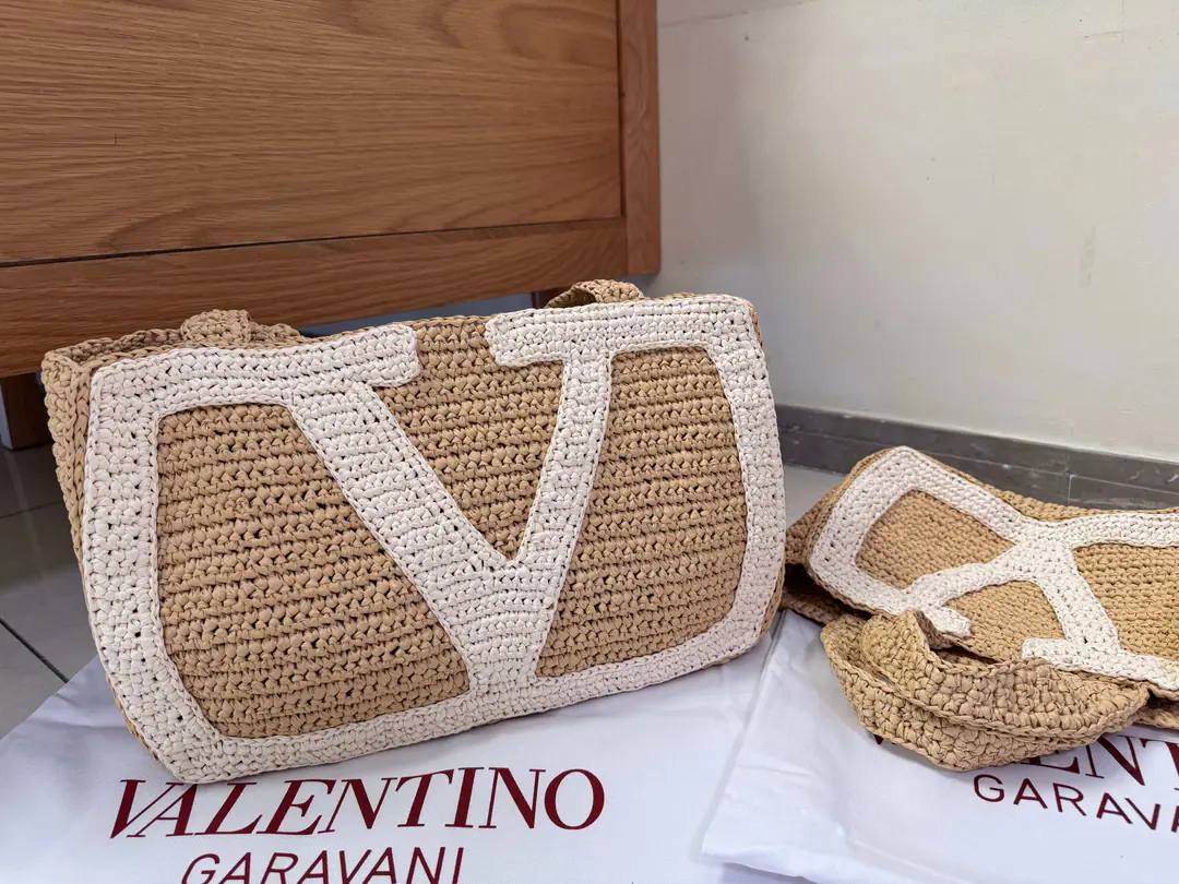 Large. New🍃Valentino Valentino. Garavani Bags 2025Spring and summer, the new Rafik handbag. Dimensions: 26x18x7cm 34x24x9cm Model: 2045