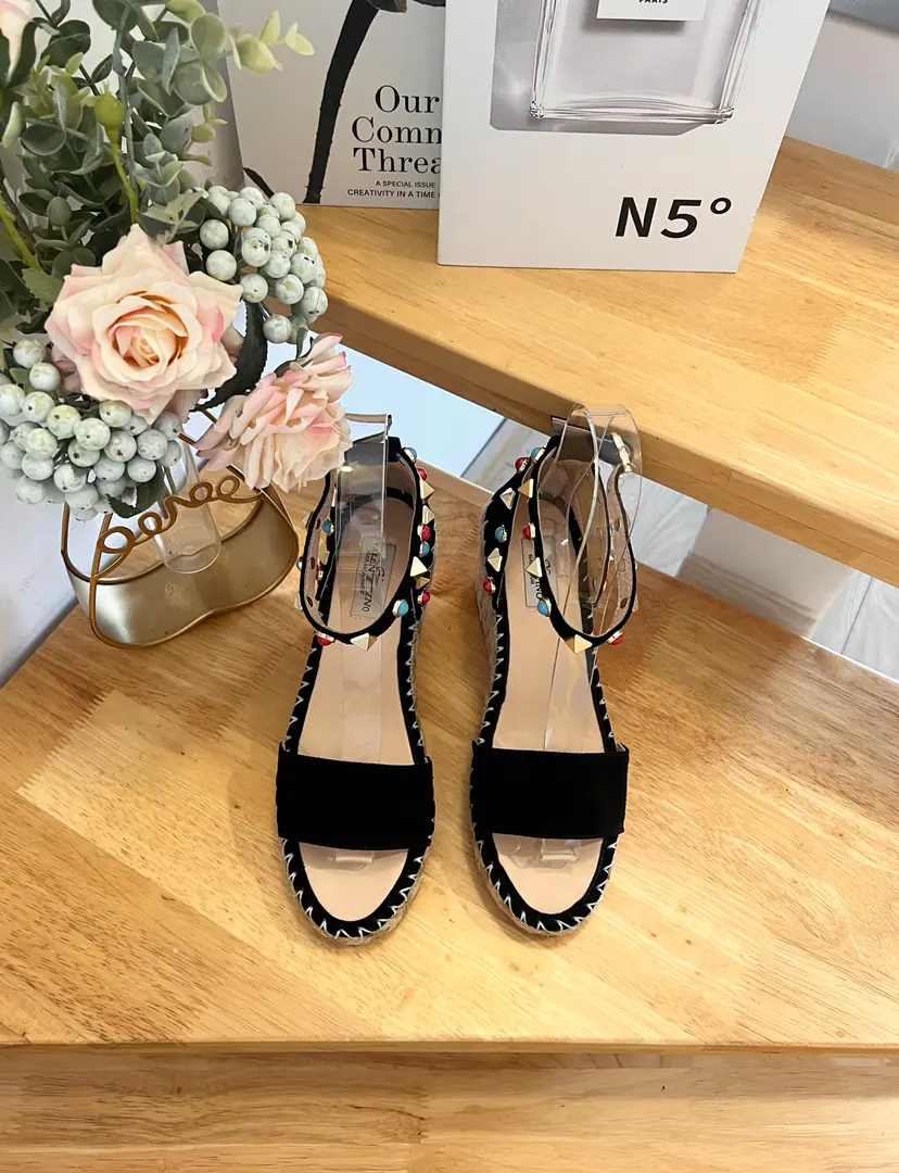 #New Valentino Garavani The fury-coated strappers. Metal-effect process processing nail decoration The ropes are on the slopes and... Regable. Leather belt. The slopes and the waterproofing stations. Italian manufacture 36-41