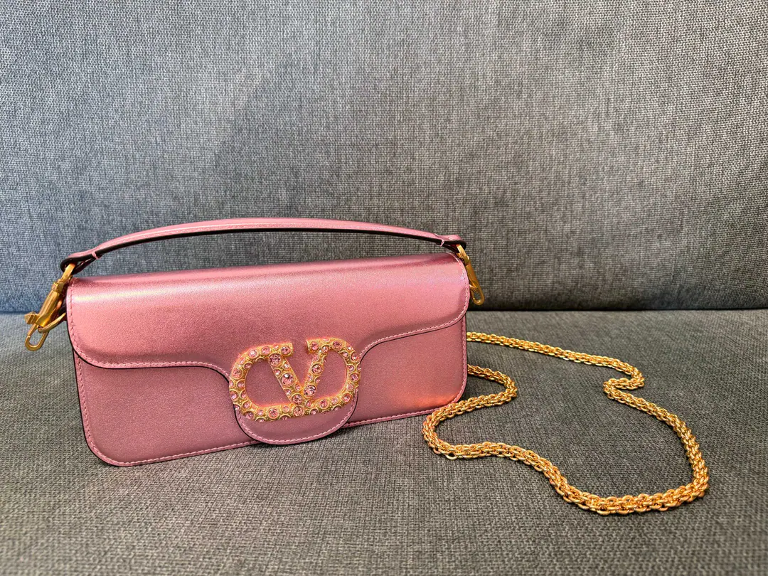 Batch. New🍃It's beautiful.！ ❤️Model: 2244▪️The paint button. Valentino Valentino's leather handbag.👜 ▪️The old effect treatment parts for the old brass. ▪️Magnetic button opening ▪️Dimensions: 27x13x6cm ▪️Small: 20x11x5cm