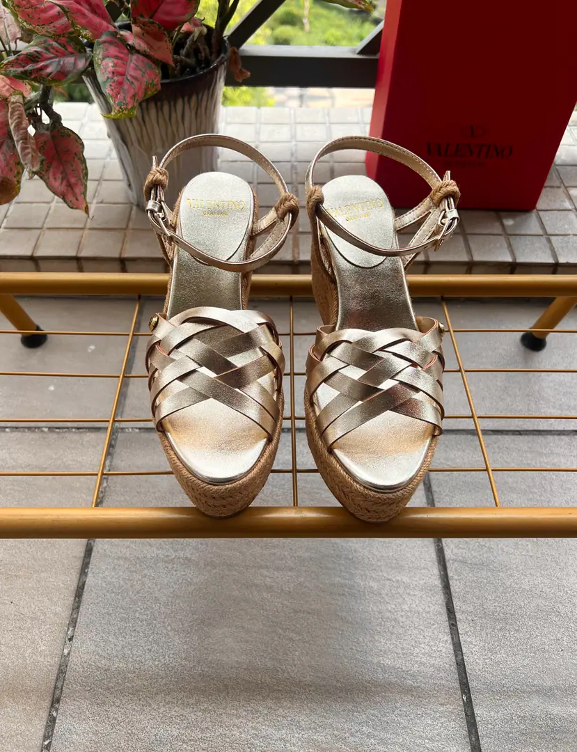 Valentino Garavani /Valentino. Roundhead knittingVI'll take a new sandal.🩴Fishermen's shoes. VThe gold pin logo. Raphigrass. He's tall.9cm Rubber Bottom Italian manufacture 36-41