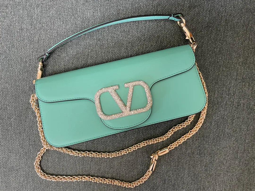 Large. Top First List ❤️Model: 1133Starfish.▪️The drill button. Valentino Valentino's leather handbag.👜Put the armpit in your bag. ▪️The old effect treatment parts for the old brass. ▪️Magnetic button opening ▪️Soft sheep liner. ▪️Dimensions:27x13x6cm