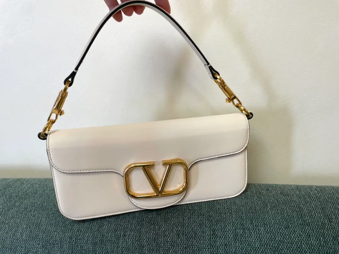 Large. ❤ Model: 1133 Valentino Valentino's leather handbag., Decorative MetalsVLogoSignacar With undreatable lifters and undrewable slide chains, ♪ And I can't bear ♪, Slash or handheld ▪️The old effect treatment parts for the old brass. ▪️Magnetic button opening ▪️Soft sheep liner. ▪️Dimensions:Kuan27xHigh13xDeep6centimetres
