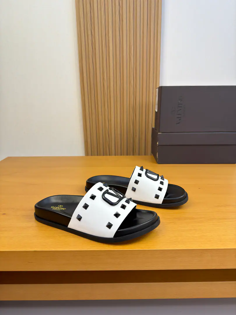 【VALENTION】Valentino. High-end quality Original List·- Rhythm slippers. Shoe.: 🔝Napa's environmental skin., Brand nails..Metal buttons Uchi.: Environmental cattle skin Otsumi!: It's so light.TPUWater table·Rubber. Combination to the base Super-high-quality control.·- I'm doing a little work.: Highlight(High-end·- How expensive.·Slot) Size: 39-44（38, 45, 46, Make a reservation.)·VL0186