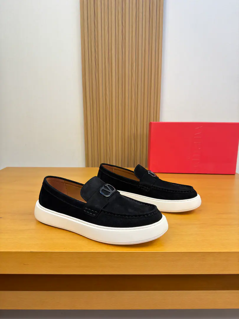 【 VALENTINO】Valentino. High-end quality Original List·The leisure movement is a stomping foot. Shoe.: Original🔝Anti-feathers., Shoe tongue..Artificial stitching of Mark Line, Brand metal buttons and cross-arms decoration Uchi.: Water-tied cow skin. Otsumi!: It's so light.TPU·Bubbles. Form Super-high-quality control.·- I'm doing a little work.: Highlight(High-end·- How expensive.·Slot) Size: 39-44（38.45.Make a reservation.)·9355