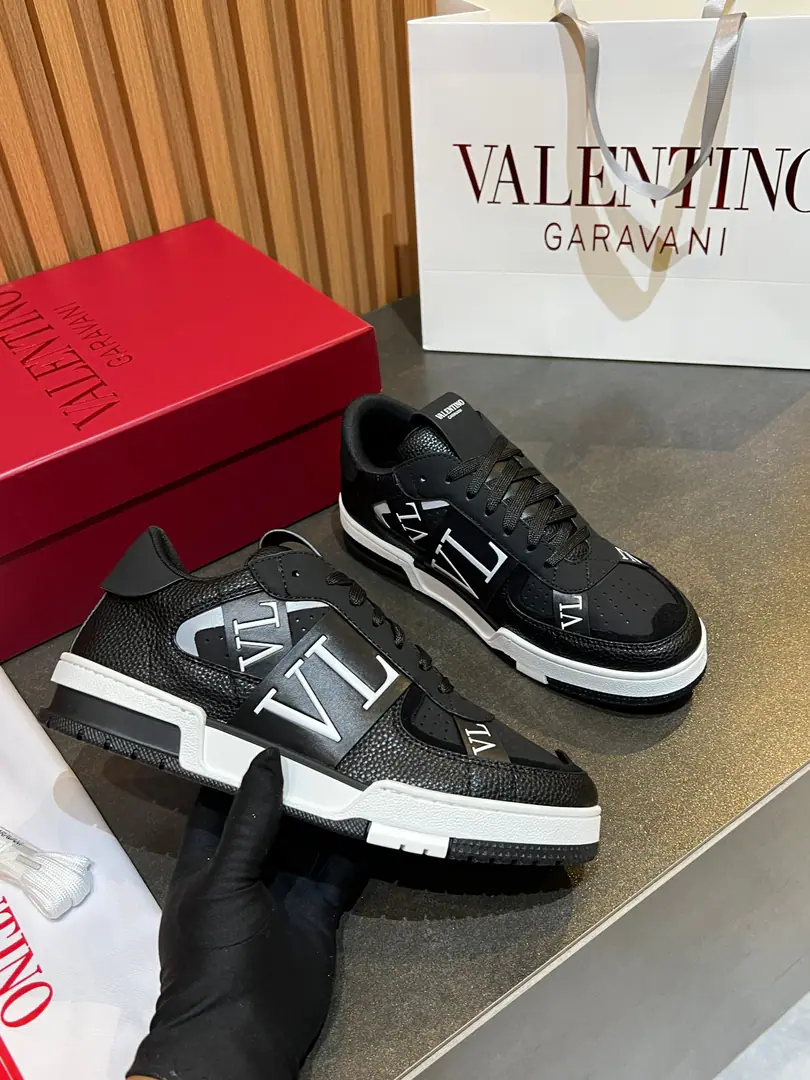 👑👑Valention Top First Quality.～ A unique modern wind and sneakers.. 🏃- The leisure shoe man's allowance.😍😍 Italian import original brand, Import original material.Process, Original Footer（Refuse to stripping）Shoes under the sole.: The original plant is used for the original base., Italian street wind Style Design ⚠️Footie In the plaque quality It's a really good original.. Shoe face original.VLProcess, The whole shoe was...VLOriginal craft package, VLPrecision with the original.1MM-LEAD, It's like a physical shoot.🎬It's better in kind., High-quality slab shoes, Men's shoes.: 38-46Code