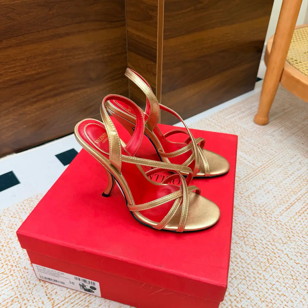 2026♪ Go to the show and bend and follow ♪ Valentino High heels💗Loved sandals. A beautiful quality.⚠️ It's a great match., Wear it any season.💜 Valentino is a new fashion charm. To continue the super high and design., I'm a big fan of the world's famous fans. The million fans are showing their love., Best sales at sea and abroad The domestics are out., Top Version Candy color., Every color is beautiful. Shoe.: Bullskins./Goki! Uchi.: Import of sheep skin Shoes under the sole.: That's a big one. He's tall.: 10cm Packaging: Full original package Codes: 36One.42Code（40, 41, 42I'm not gonna change.）