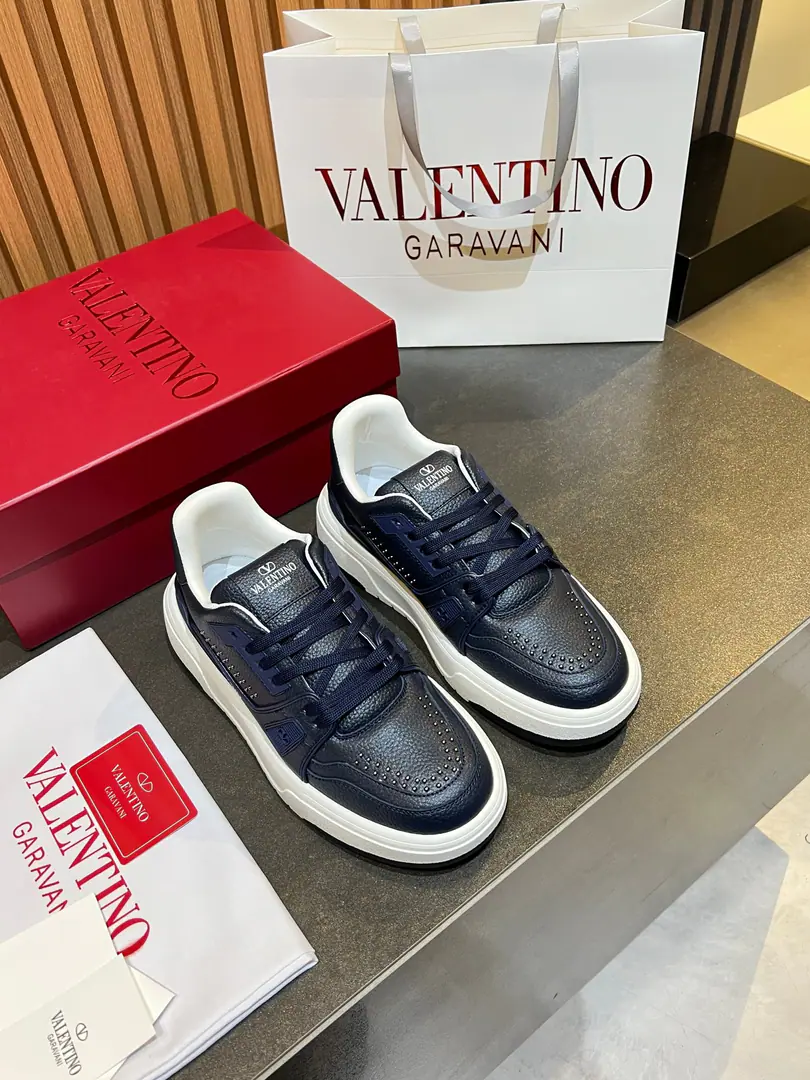 𝑽𝒂𝒍𝒆𝒏𝒕𝒊𝒏𝒐Valentino. 𝑶𝒏𝒆𝑺𝒕𝒖𝒅 Couples' sneakers. Valentino 2026The latest couple's sneakers. The star is the same. Fires are on sale.. OriginalZPReload and Dismantlement. Repeatedly retweets. Yes, sir.1:1Restore！Top luxury. Soft and cozy. Fashion and leisure. It brings a quality of excellence and grace. And the wonderful comfort of the upper foot. Top-level purchase version of shoe face: Import the cow's skin./Original oil side process Uchi.: In the skin of the watered cow. Otsumi!: Original development𝐓𝐏𝐔Double-coloured base Packaging: Original Configuration Full Packaging Codes: 35-46 Customised (Autoscript-Unlabelled）Order