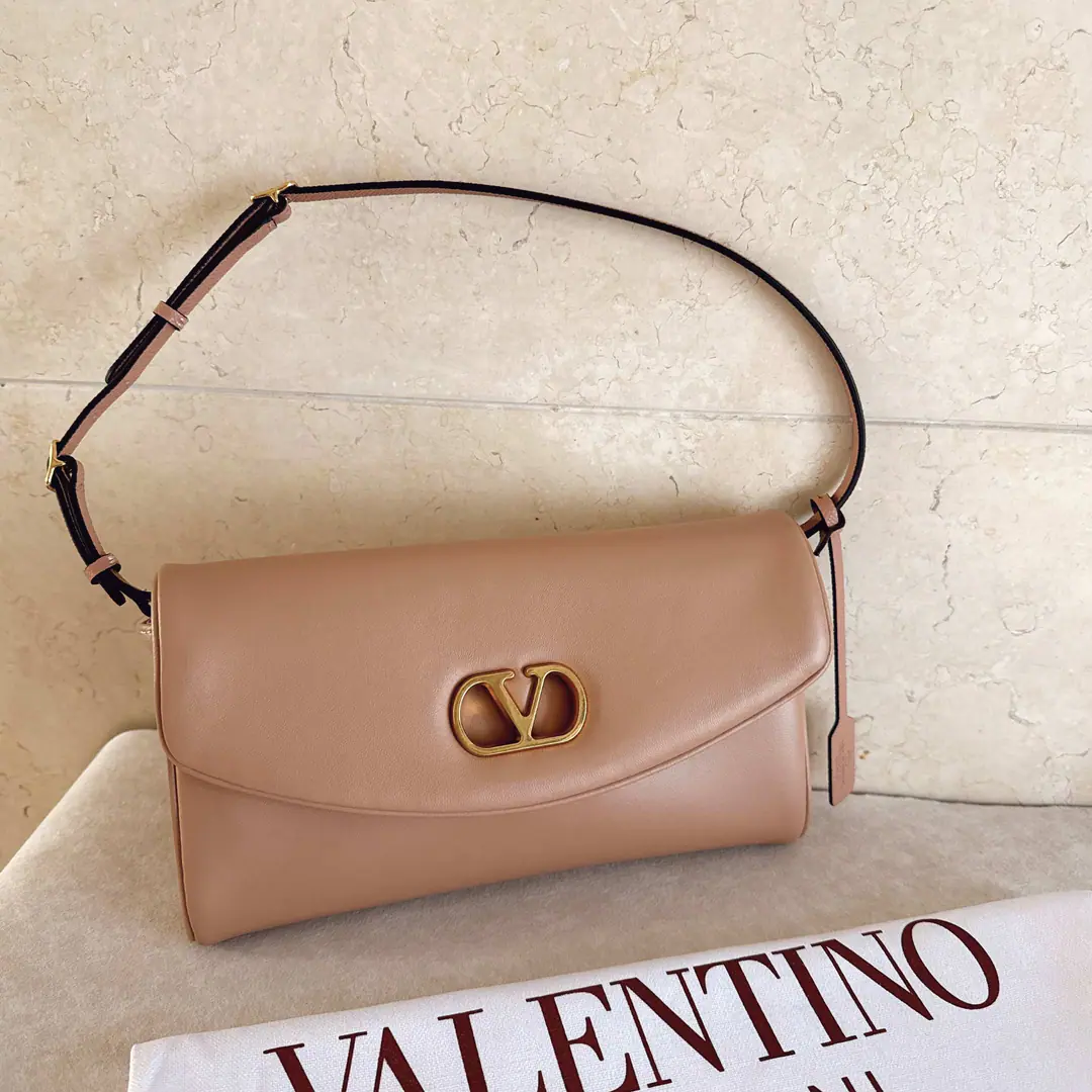 Batch. New🍃VALENTINO GARAVANI DEVAIN Little sheep leather shoulder handbag., MetalVLOGO SIGNATUREDetails. This bag can be carried with your hand or shoulder.. The old effect treatment parts for the old brass. -Details and adjustable handlers of the cowy leather The old effect is a repeat brass.VLOGOMagnetic button opening -In the leather line., A pocket of internals. Dimensions: Kuan23.5XHigh12XDeep3centimetres Model: 0148