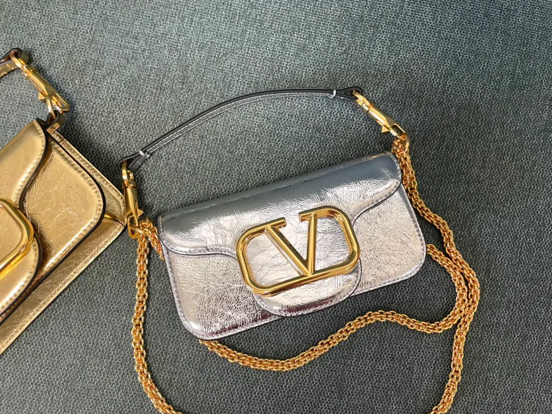 Batch. Valentino Garavani MINILOCCow-skin handbag., MetalVLogo SignatureDetails With undreatable lifters and undrewable slide chains, ♪ And I can't bear ♪, Slash or handheld The old effect treatment parts for the old brass. Magnetic button opening Model▪️1133S Dimensions: 20x 11x5cm