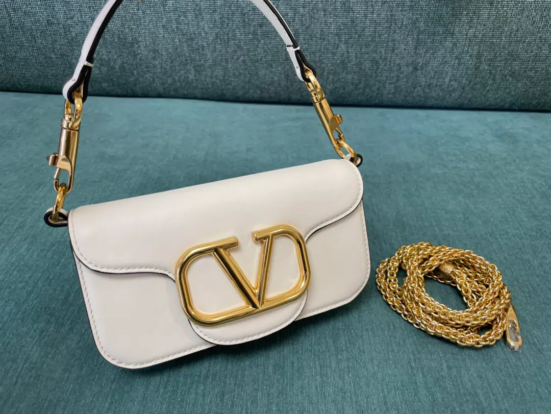 Batch. Valentino Garavani MINILOCCow-skin handbag., MetalVLogo SignatureDetails With undreatable lifters and undrewable slide chains, ♪ And I can't bear ♪, Slash or handheld The old effect treatment parts for the old brass. Magnetic button opening Model▪️1133S Dimensions: 20x 11x5cm