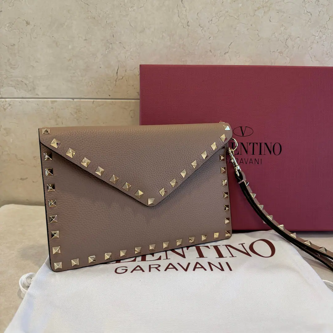 Batch. Naked powder.❤️ valentino Miss Valentino's classic nails were turned over the envelope bag. Cow leather. Dimensions: 22.5x15.5cm Model:1139