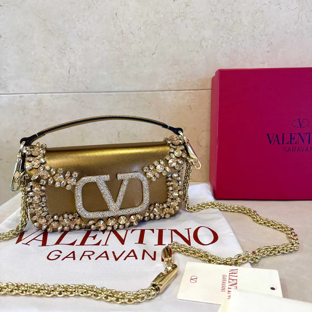 Batch. ValentinoWarren.Garavani Mini loco 3DA embroidery bag., Schwartz. A crystal-like decoration.VLogo SignatureMagnetic button opening, With undreatable lifters and undrewable slide chains⛓️ 🉑️♪ Shoulder ♪, Slash or handheld, gold-based redeployments LogoWith a magnet button opening You can remove leather handlers. Slip chains can be removed In the soft sheep skin line., A pocket inside. Dimensions: 19✖️10.5✖️5cm Paragraph: 00145
