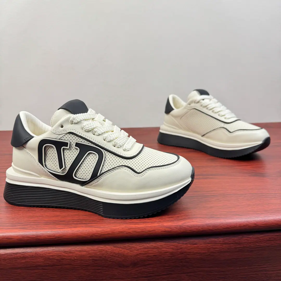 VALENTIONO/Valentino. The new man is a fat man with a thick leather and a sneaker.！ The retro-run shoes.｜A little tidal departure.✨ I'm using airnet eye cloths to put on soft leather., MarkerVWordLOGOAs a visual focus, Low profile brand recognition., It's a combination of retrogent and modern sports aesthetics.. 5cmI'm gonna get a lot of ground-loading shock-resilient technology., While raising the proportion of the leg line,, For daily commutes., The shopping provides comfort.. The classic white and white colored white color are optional., It's white and clean and it fits with a very simple style., White black and black and the streets are full of life.. It's a pair of old rice and white shoelaces., The details create a relaxed atmosphere., Whether it's a pair of jeans or a little bit of a casual wind., Or a suit and a business sense., It's easy to be a good spot., It's the 100 keys in the shoe cabinet that need to be paid for.. Size: 39-40-41-42-43-44 Standard leather shoe size （38/45You're not going to back off.） The cargo.: B White