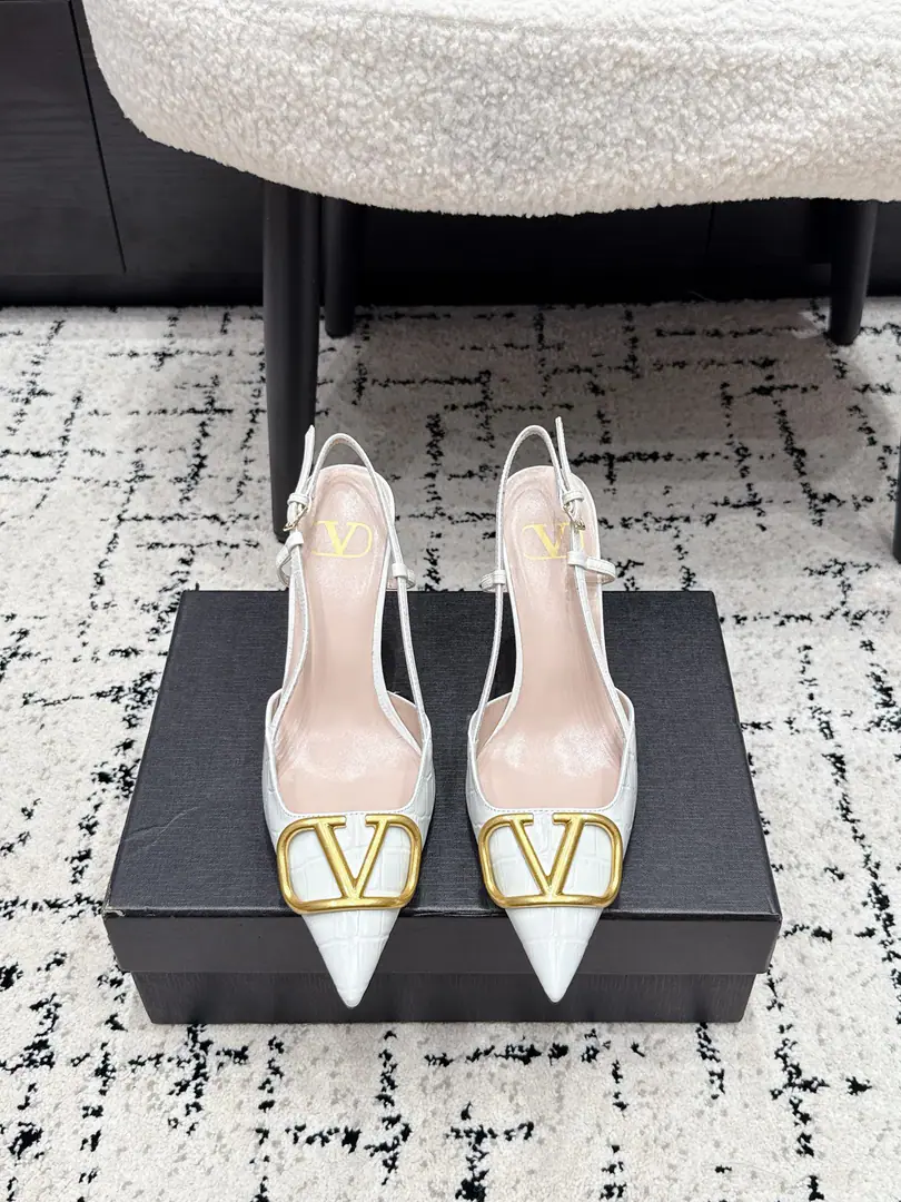 Valentin*Valentino. 26/ Summer's the best.V- Put your heels on. These heels are brand-marked metal.VWord Identification, It's a good little detail of the shoe., A sharp cut of a sharp head with a thin ankle., It's a mosaic of feet and a taste of the ancient., No extra decorations, but it's all about quality.. It's almost all-powerful., Every day with a straight pair of jeans, you can wear a casual French relaxing., The same colored, combust-minded suit is a way to switch instantaneously to a capable workplace., A dress or a half skirt would be a nice touch for dating and commute., Different colors can fit from tender to cool, multiple wear atmospheres.. ✔️Fabulous.: Bullskins. ✔️Uchi.: Lamb skin. ✔️Otsumi!: Italy is a big-ass country. ✔️He's tall.: 8cm ✔️size: 35-41（40 41Do it.）
