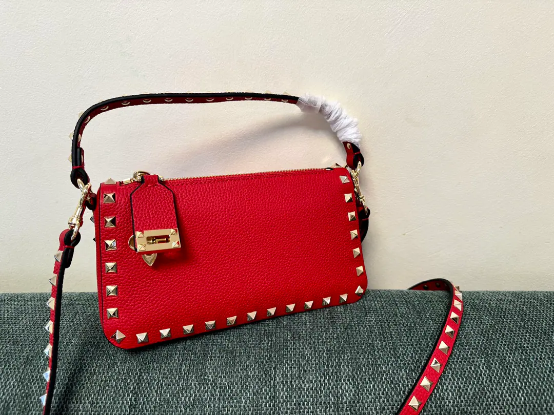 Batch. VTNew little handbag. Model: 5500 Dimensions: 19x13x7cm Valentino Garavani Rockstud A small, small, small, small, slanted, little cattle.,The iconic hook-tocking design has been re-explored., The treatment of the nails and the fittings for the metallic process to stop the zipper pulls.: Zipper and hook-buttonable., Dismantled shoulder belts.