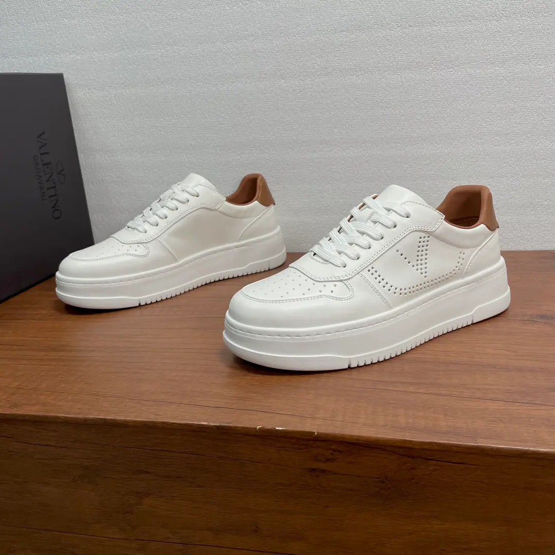 Valentino/Valentino. Men's classic low-end leisure shoes. The sneakers are made of soft little cow skin and fury cow leather., The skin is soft and delicate., External sideVLOGO SIGNATUREThe punch details., Shoe head punches., New Fashion, I'm comfortable with air., In the fabric., With a plaque., Light rubber, large base., Slipperproof., The feet are light and comfortable., Fashion and fashion., Full package！ Codes: 39-40-41-42-43-44（38/45You're not going to be able to buy back.）