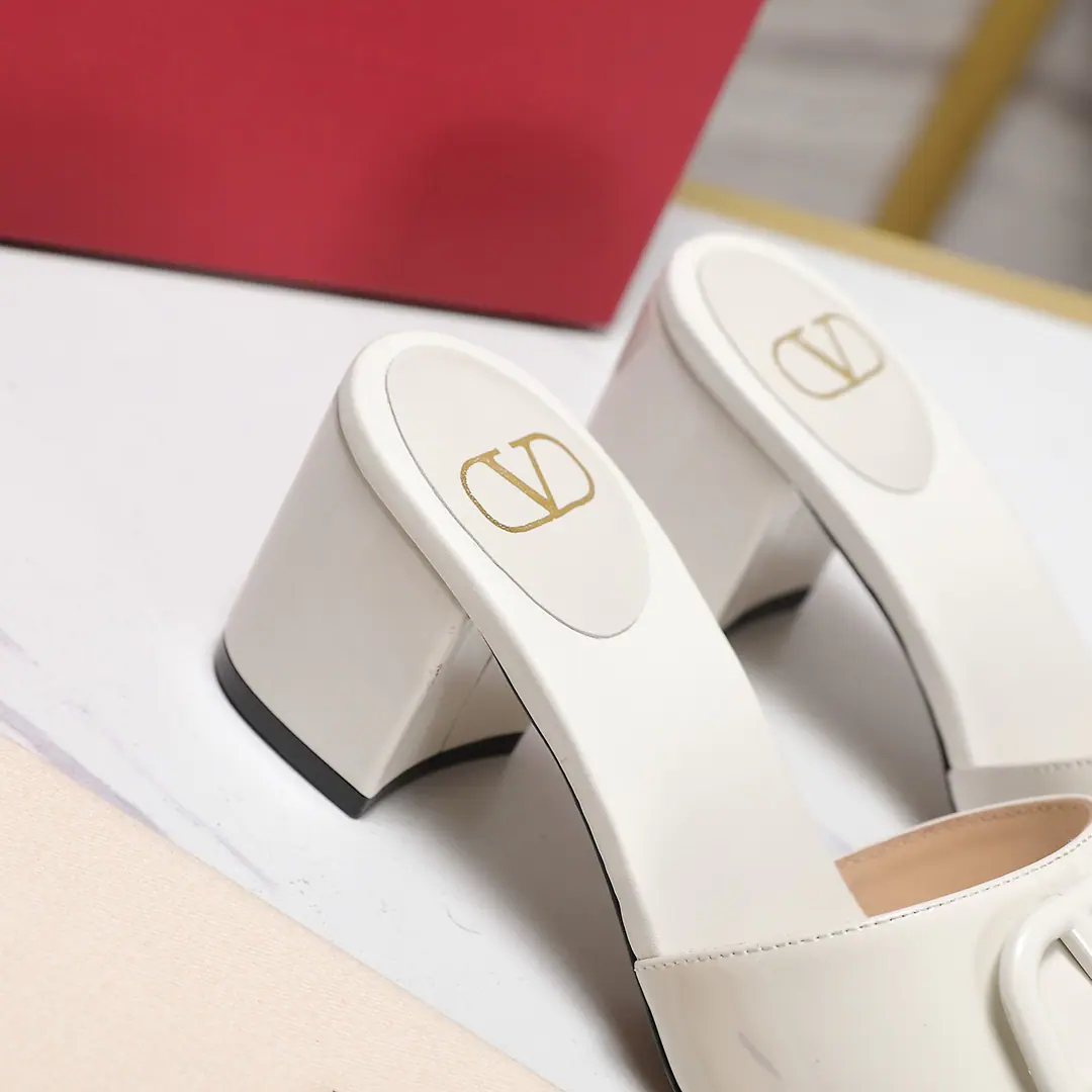 Top Version𝑉𝐴𝐿𝐸𝑁𝑇𝐼𝑁𝑂 Valentino. Spring and summer, new girl slippers. Unique fights.VButton, And I'm getting a good sense of excellence., The new season is not bad.！ It's worth it.★Absolute class.❥Original Absolutely.❥Elegance style Creating different feelings is a simple quality.！ He's not too tired. Codes: 35-41（34-42I'll make sure I don't change it.） Fabulous.: Import of sheep skin Inside, put your feet on the inside.: The inside sheep. He's tall.: 6.5CM Otsumi!: Italy is a big-ass country.