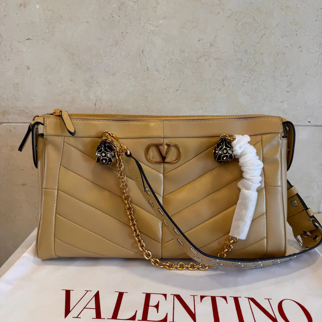Batch. New🍃VALENTINO GARAVANI PANTHEAHandbag., Combination with bright and dumb sheep leather materialVForm, I'll bet you'll be a head of a beast and a crystal.. Thanks to shoulder belts and handheld designs., This bag can be slashed and slashed.. Retrogold gold process effectsVLOGO SIGNATUREMetal Details -Zip and side buttons. In the leather line., Inside, there's a pocket with a pocket and a zipper. -Chains and adjustable straps can be removed from the leather shoulder. Dimensions: 33XHigh19.5XDeep9centimetres Model: 2025