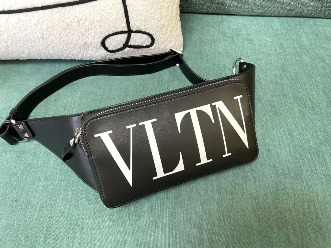 Batch. 🆕 Valentino•VLTNLargelogoThe graffiti is a personal bag. Slanting bag, You can use it for both boys and girls.！Simple design Large capacity Shoulder band adjustable Use of imported South African skin Original hardware Dimensions: 23x.5x4.5cm Model:0056❤️ Original MonoQuality