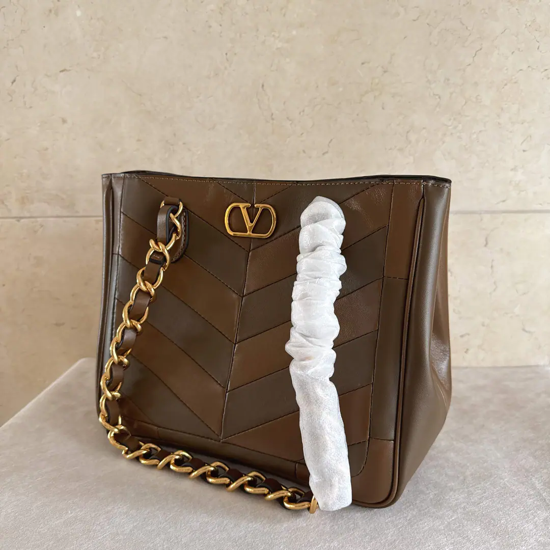 Small. 👜Model:0126 GARAVANI LASEINE Putting the design bag together., It's made of bright and dumb sheep leather. V Font. This bag is made of leather and weeded straps., It's easy to carry.. Antiquated gold process effects treatment accessories The old effect is a repeat brass. VLOGO SIGNATURE Metal Details Magnetic button opening❤️ In the leather line., With a pocket and a zipper pocket. Size of the trumpet: Kuan 26.5 X High 22 X Deep 10 centimetres