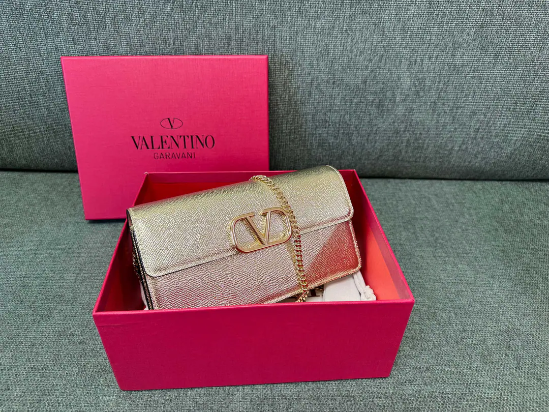 Batch. Top First List ❤️Valentino GaravaniVLogoSignaturePumpkin handbag. With a chain shoulder belt. VLogoSignatureLeather wrapper magnetate. Metal components for treatment of the effects of the brass process in the retrograde One zipper pocket separates two layers. Eight kowtows and a flat pocket. Detachable chains Dimensions:Kuan20xHigh10.5xDeep4centimetres Model: 0093