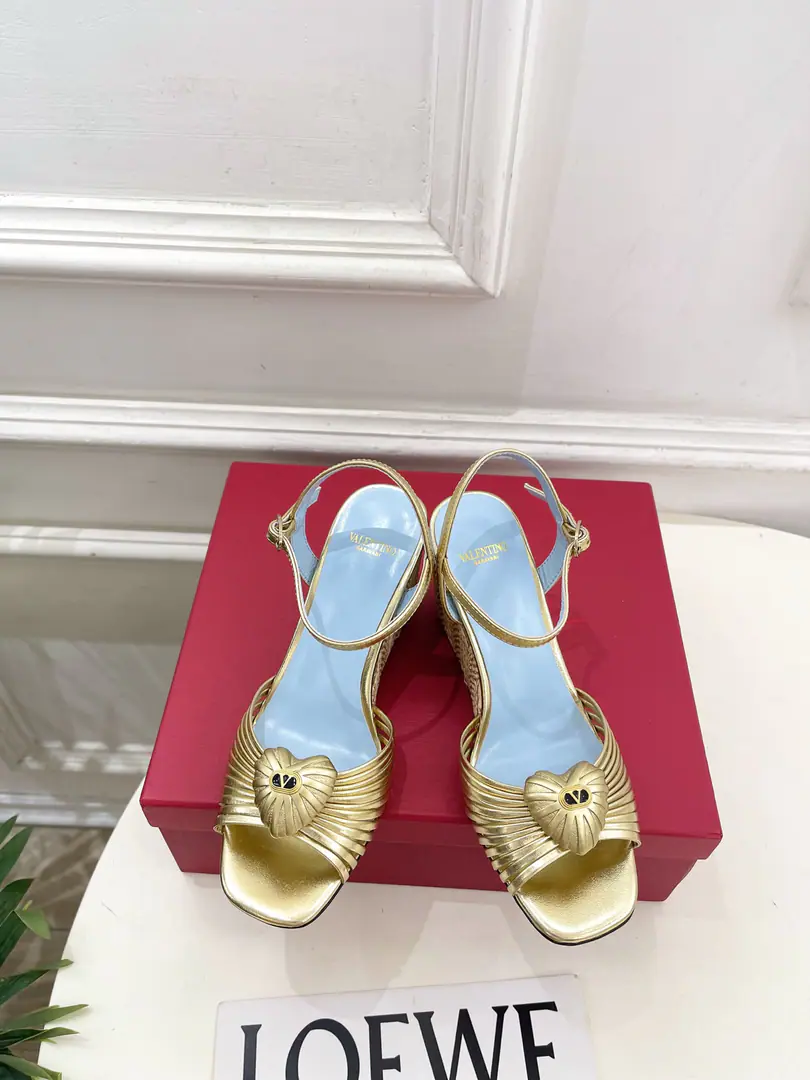 Valentino Valentino. 26𝐬𝐬 2026ssNew VTLove to tie the slopes and sandals. New☑️ Valentino Garavani It's a classic.“Roman Stud”The series was launched in a completely new interpretation.！The latest gold.VDetonation elements A full sense of excellence. ！BSFashion is a blast.～ Shoe.: Original high-prescription skin Uchi.: Importing mixed sheep skins Otsumi!: Italy is a big-ass country. He's tall.: 8cm Codes: 35-39（40.41.I'll make sure I don't change it.） Price Numbering: 2608045