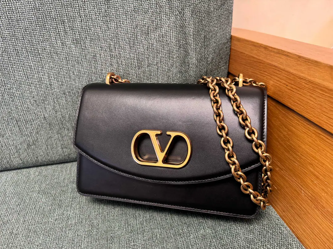 Large Model🍃3188 VALENTINO A bright-looking little cow's handbag with metal. VLOGO SIGNATURE Details. ❤️ I'm going to be able to get a slided strap., This bag can be slashed on the shoulder.. Antiquated gold accessories The old effect is a repeat brass.VLOGO Magnetic suction Two layers inside., A zipper pocket and a pocket. Large size: 24X16X8cm