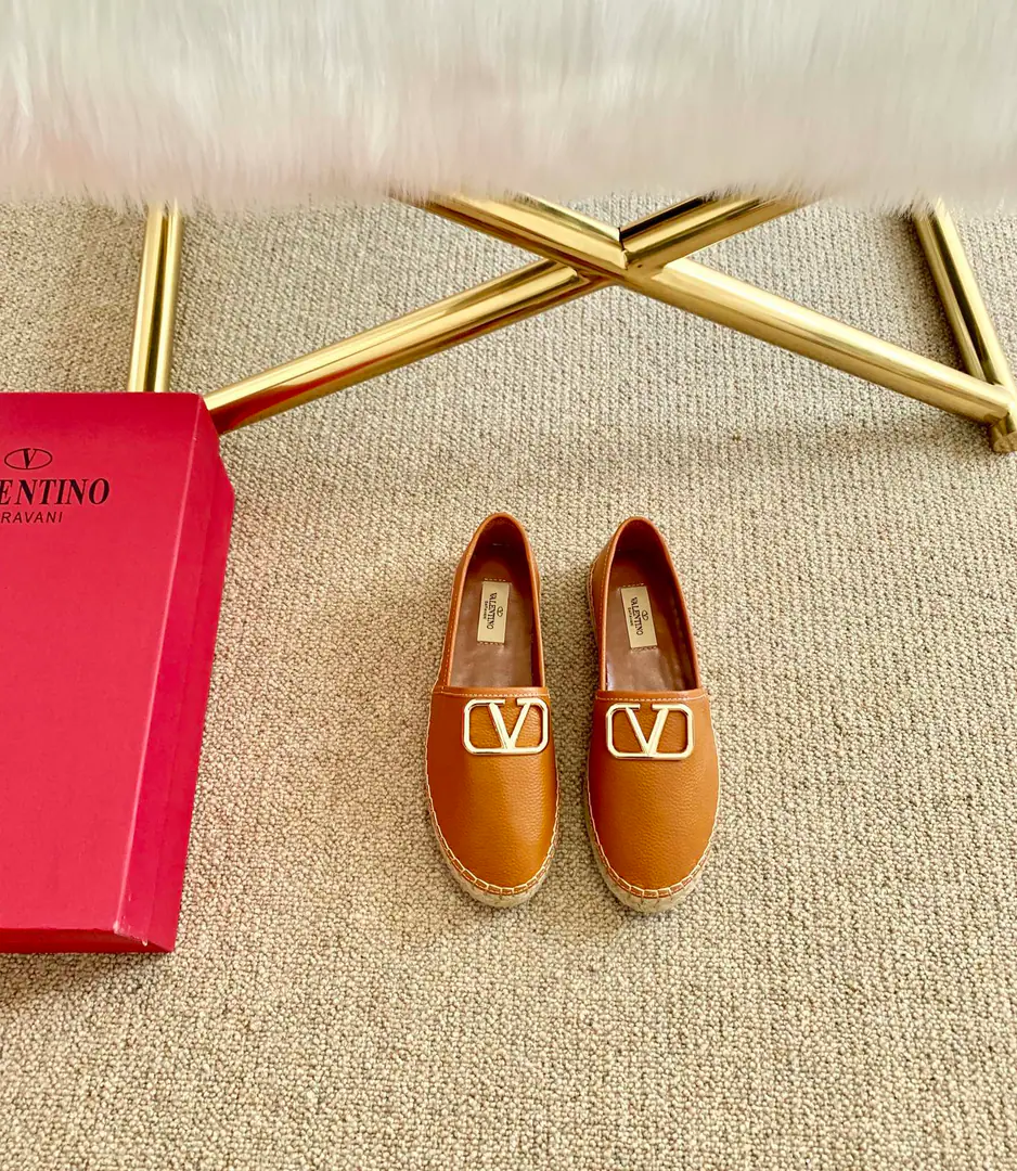 【VALENTINO】Valentino.2020The new one is in the Paris counter in the morning and autumn.# The soles of the soles.😈😈The world's fashion., Every brand has a similar one.🙅🙅But it's making many fairies compete for consumption., It's one of his own.VPerfect combination of button elements.💯💯Attention.⚠️The most important thing is that it doesn't pick feet.[Tooth.], No foot picks.…[- You're so proud of yourself.]Shoe.: Import of sheep skin. Uchi.: Lamb skin., Otsumi!: Original1Bing1Unique open code number: 35-41.